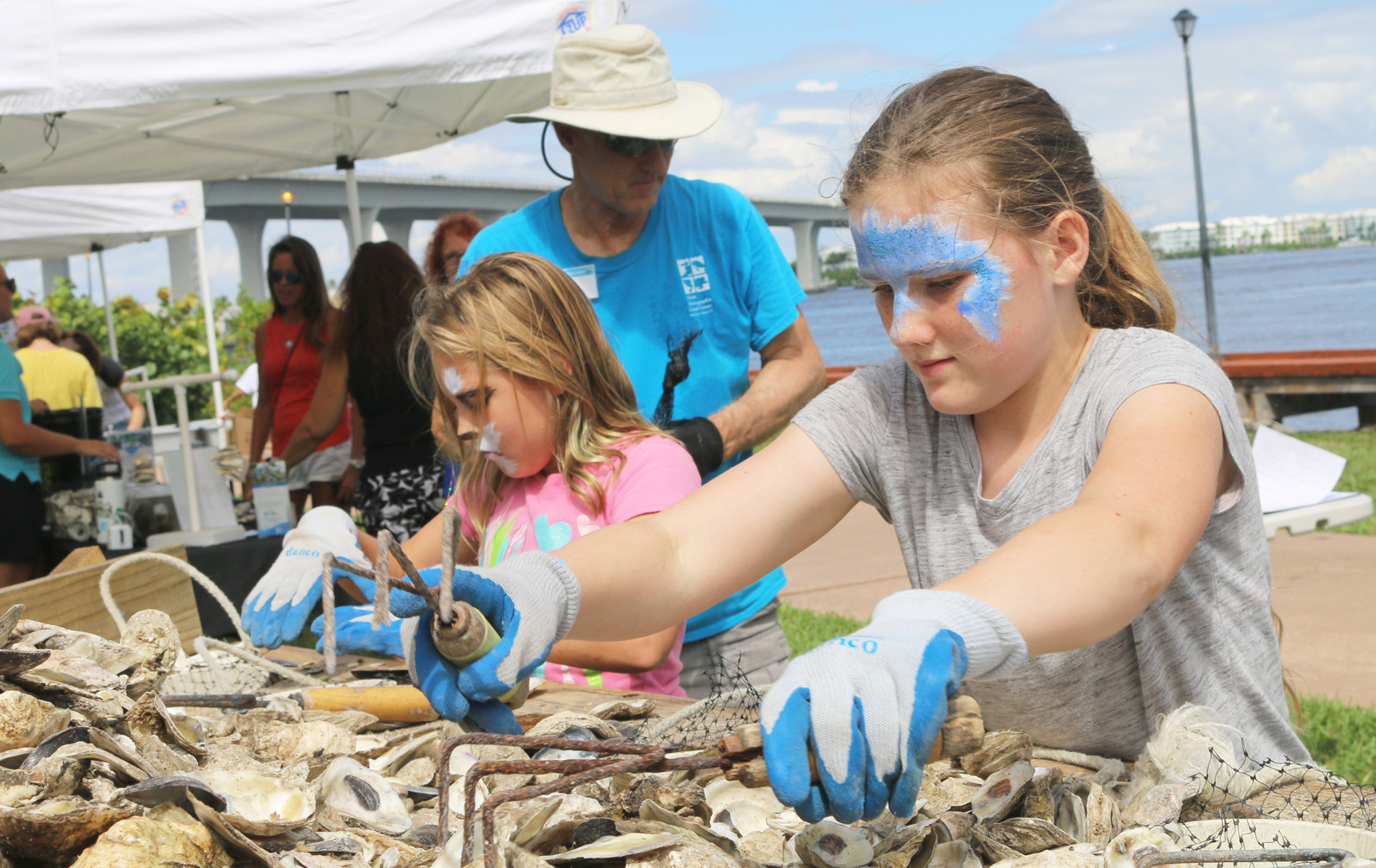 Children bagging oyster shells 