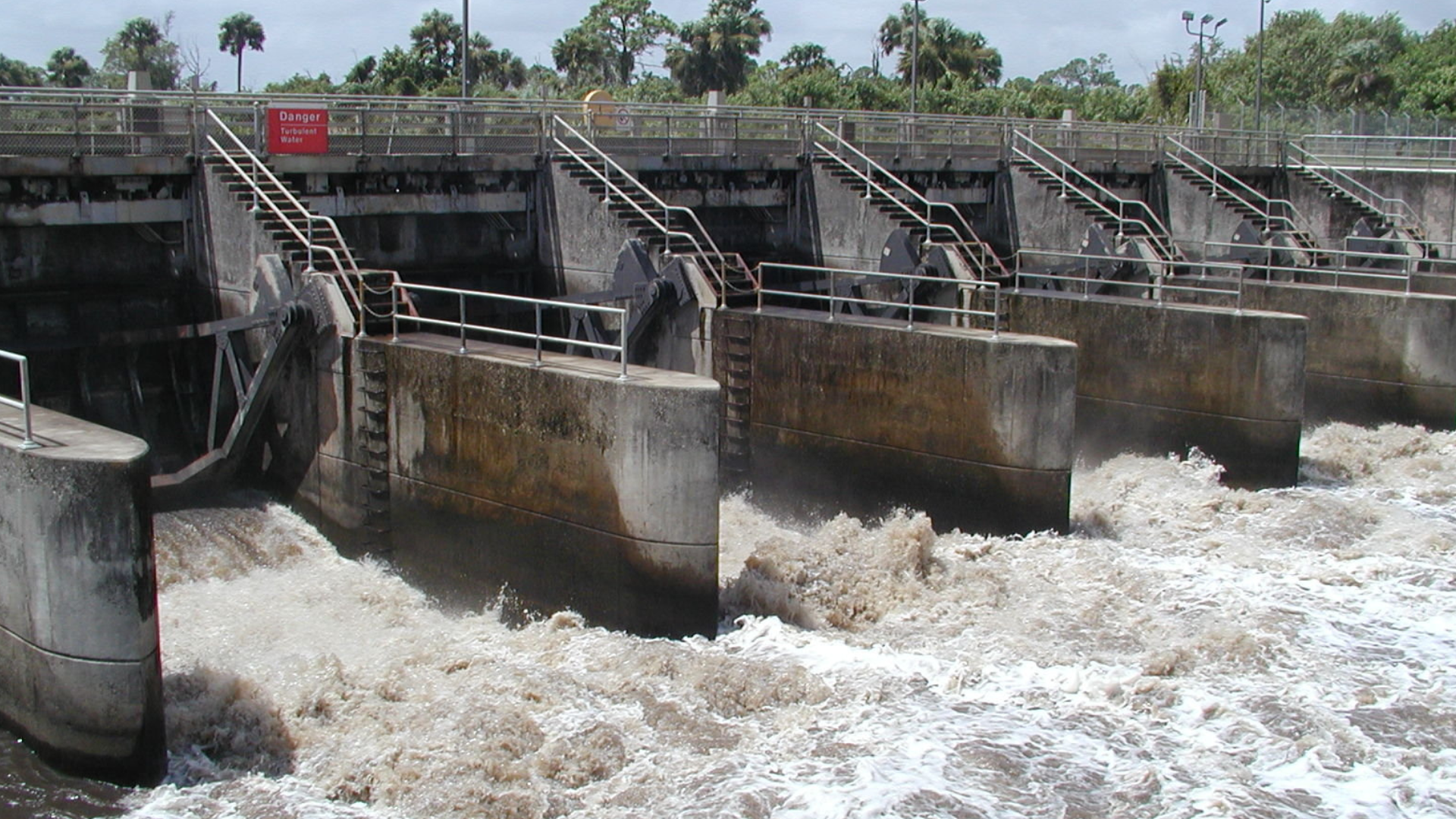 locks open with water flowing (1920x1080)